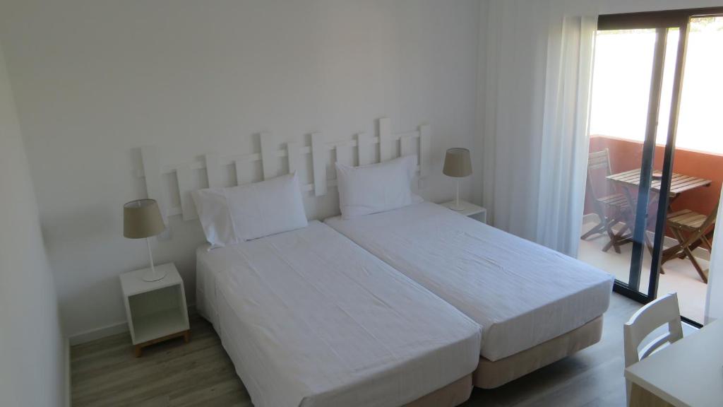 Двухместный (Двухместный номер Делюкс с 2 отдельными кроватями и балконом) отеля Hotel Alcaide, Портиман