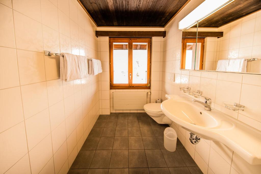 Четырехместный (Четырехместный номер с собственной ванной комнатой) отеля Sportchalet Mürren, Лаутербруннен