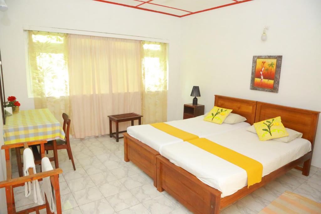 Двухместный (Двухместный номер с 1 кроватью или 2 отдельными кроватями (с вентилятором), 10% скидка на услуги прачечной) отеля Yoho Ranveli Beach Resort., Дехивала-Маунт-Лавиния