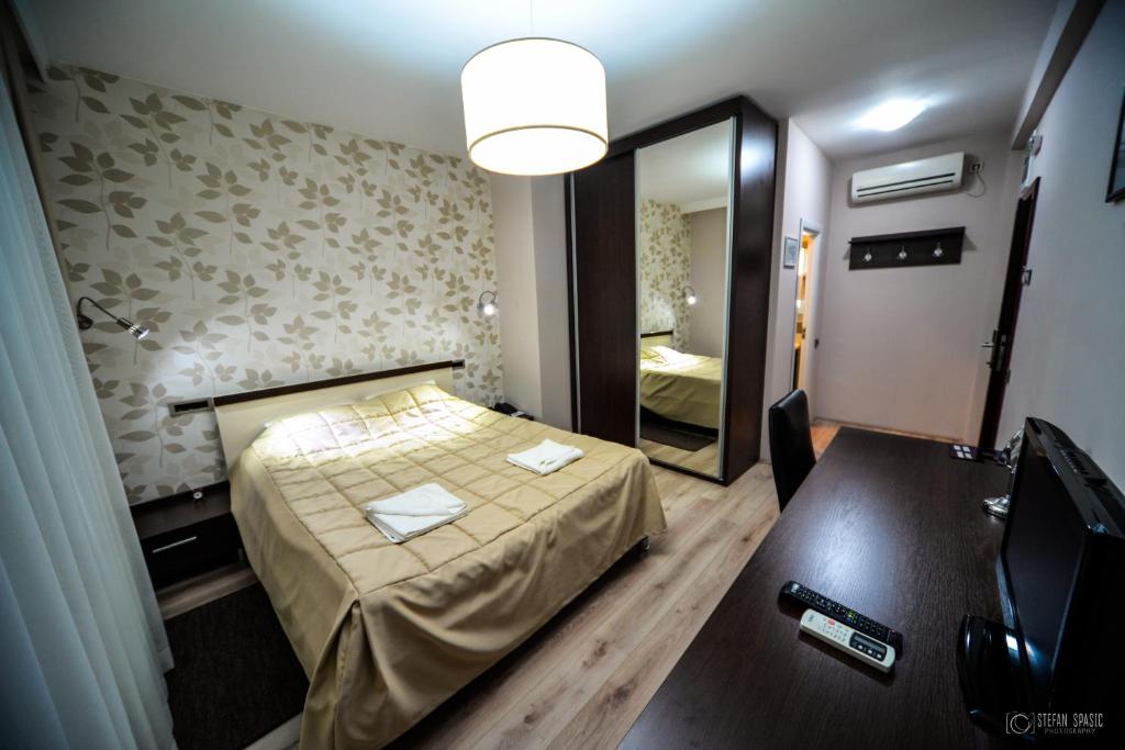 Двухместный (Двухместный номер с 1 кроватью) отеля Garni Hotel 018 In, Ниш