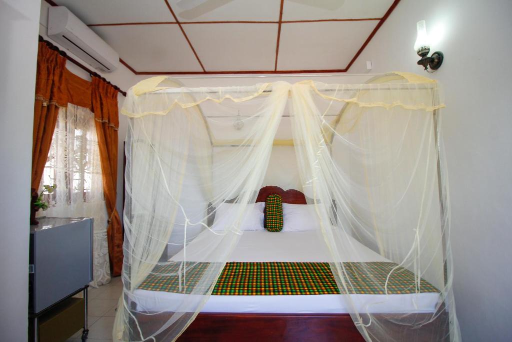 Двухместный (Улучшенный номер с кроватью размера «king-size») семейного отеля Bentota Home Stay, Бентота