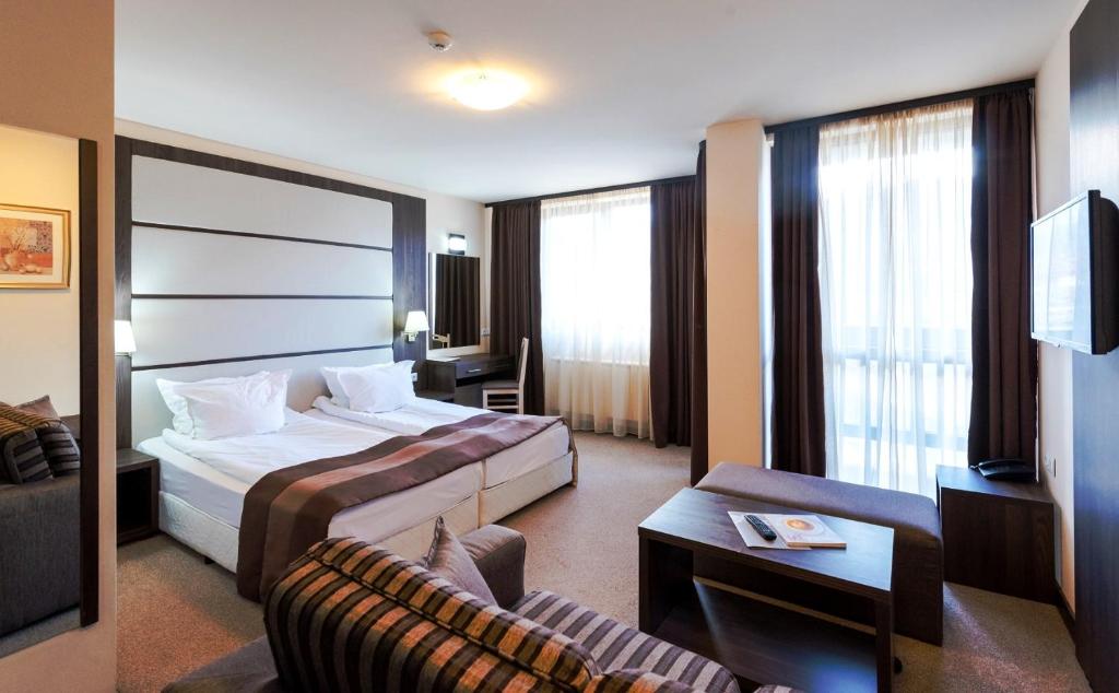 Двухместный (Двухместный номер Делюкс с 1 кроватью и балконом (для 2 взрослых)) отеля Zara Hotel, Банско