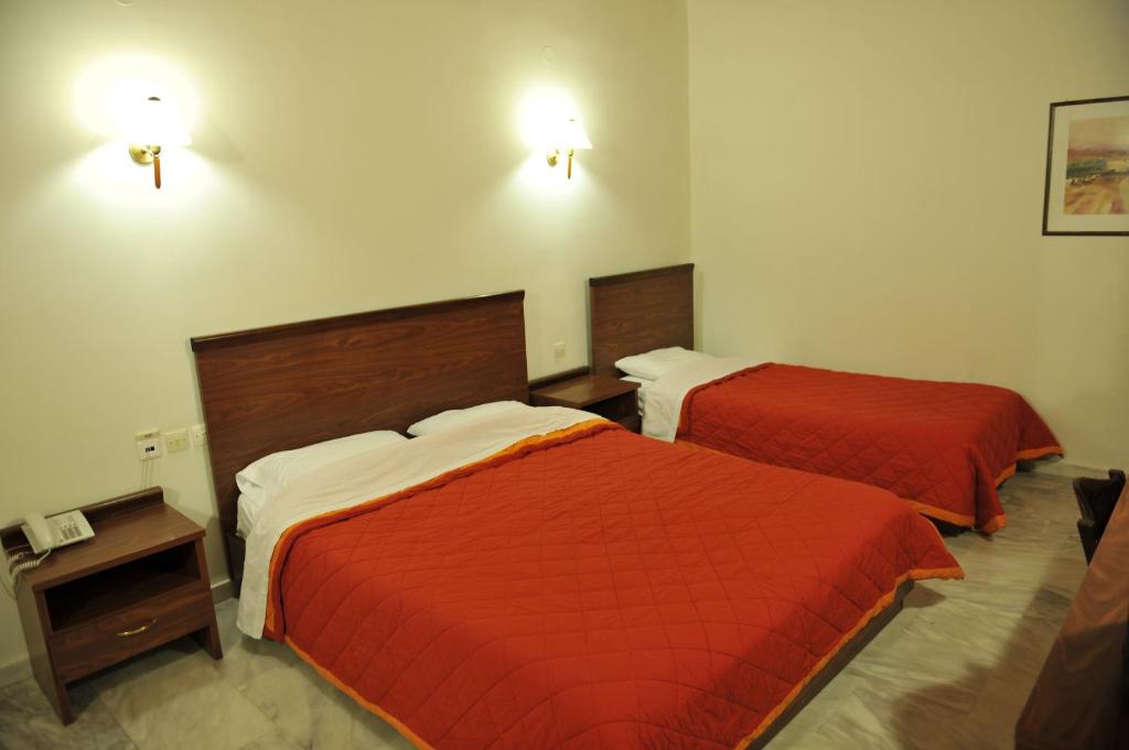 Трехместный (Трехместный номер) отеля Hotel Edelweiss, Калампака