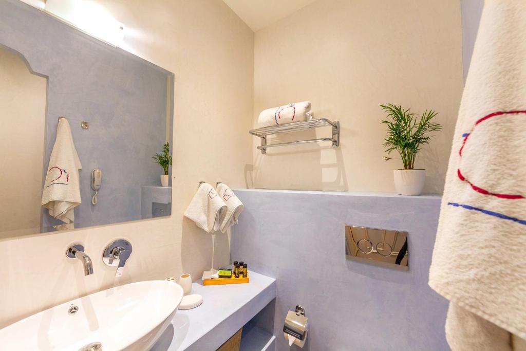 Сьюит (Люкс «Гранд» с собственным садом и открытой гидромассажной ванной (Панселинос)) отеля In Camera Art Boutique Hotel, Родос