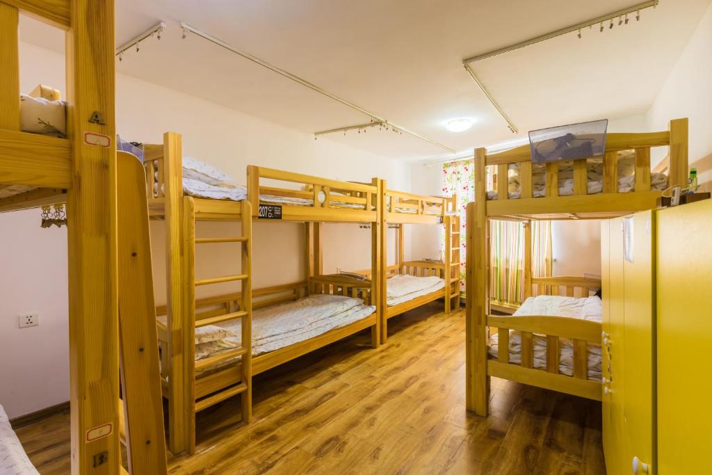 Номер (Кровать в общем 8-местном номере для мужчин и женщин) хостела Dalian Buzz Light Year Youth Hostel, Далянь