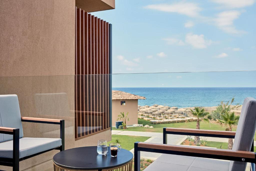 Трехместный (Трехместный номер с видом на море) курортного отеля La Mer Resort & Spa - Adults Only, Георгиуполис