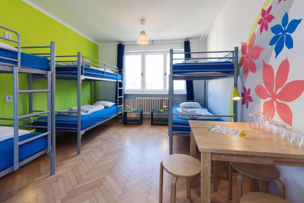 Номер (Односпальная кровать в общем номере (для 6 взрослых) с собственной ванной комнатой) хостела Patio Hostel, Братислава