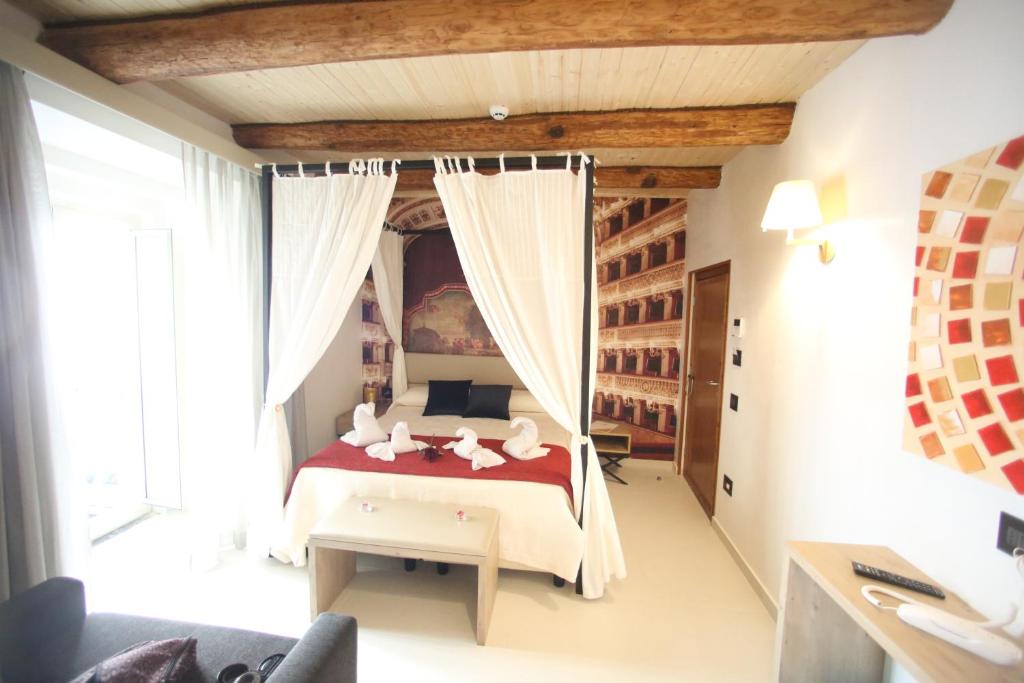 Двухместный (Двухместный номер Делюкс с 1 кроватью и гидромассажной ванной) отеля Relais Piazza Del Plebiscito, Неаполь