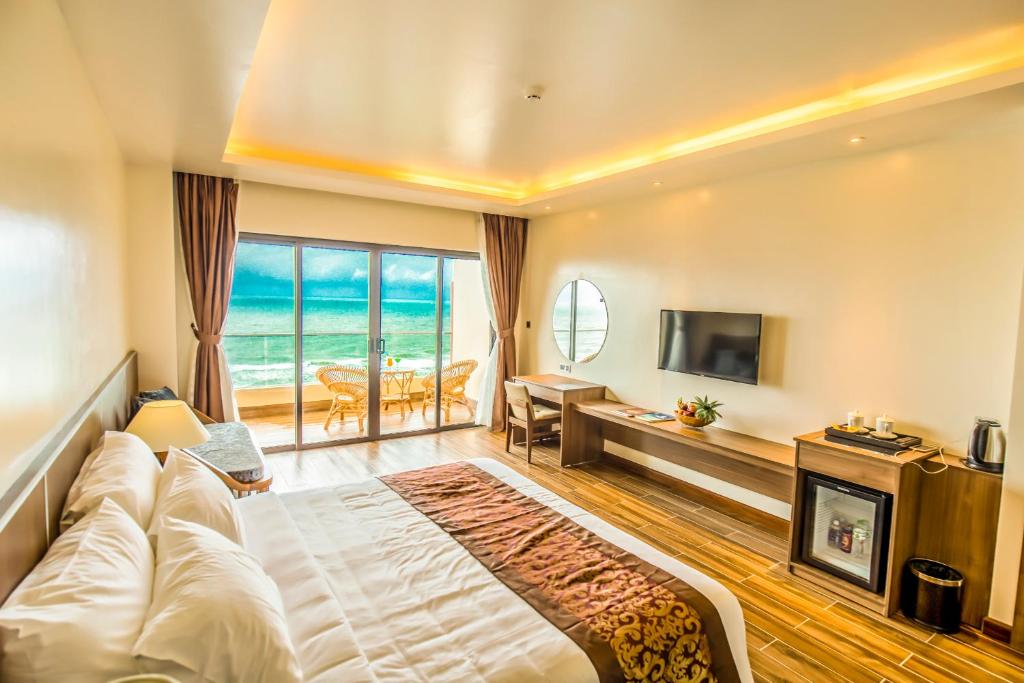 Двухместный (Улучшенный двухместный номер с 1 кроватью и видом на море) курортного отеля Coral Bay Resort, Дуонг-Донг