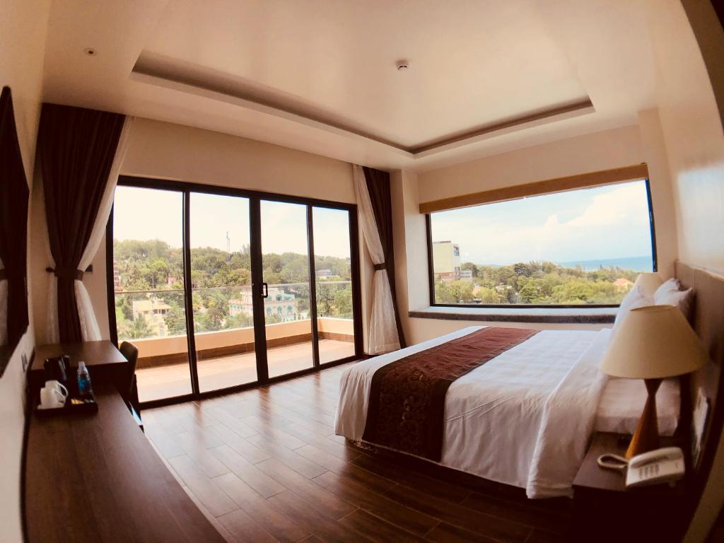 Двухместный (Двухместный номер Делюкс с 1 кроватью и балконом) курортного отеля Coral Bay Resort, Дуонг-Донг