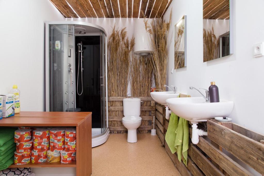 Двухместный (Стандартный двухместный номер с 2 отдельными кроватями и общей ванной комнатой) гостевого дома Rastlinky.sk Garden Centre Reed Guestrooms, Братислава