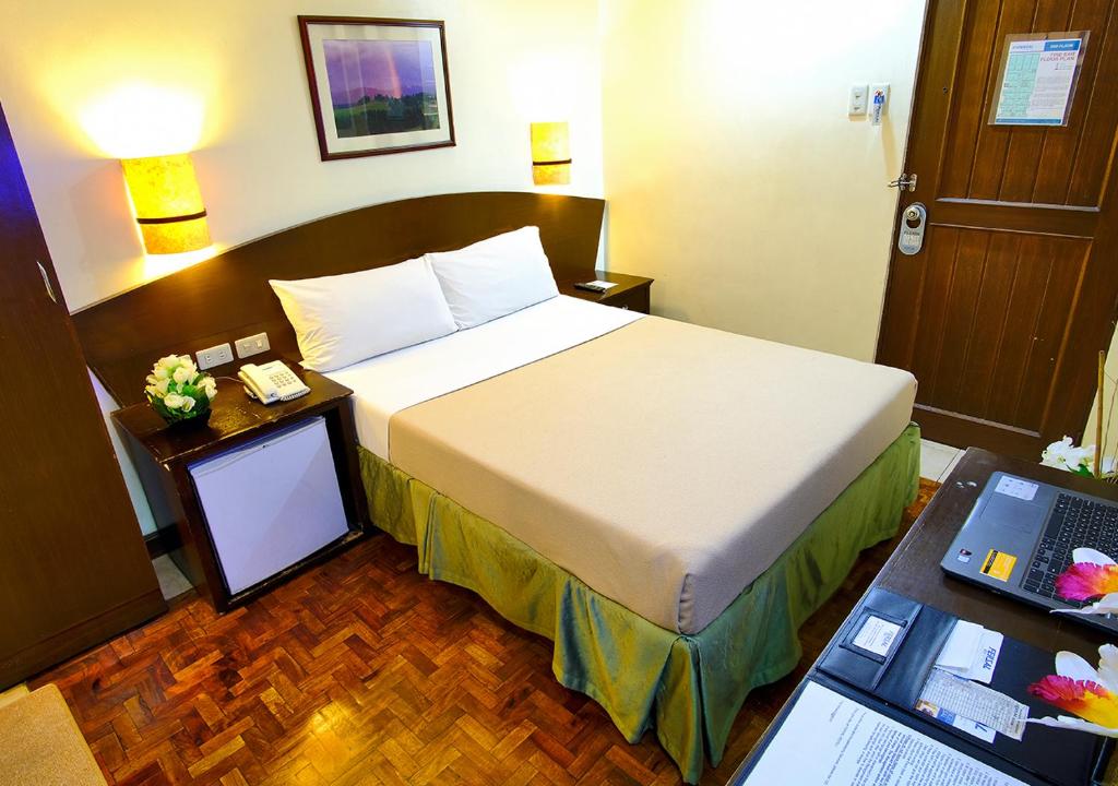 Двухместный (Номер Делюкс с кроватью размера «queen-size») отеля Fersal Hotel - Manila, Манила
