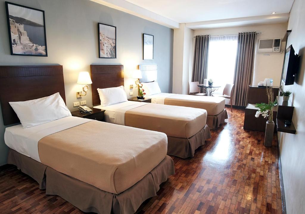 Трехместный (Трехместный номер Делюкс) отеля Fersal Hotel Kalayaan, Quezon City, Манила