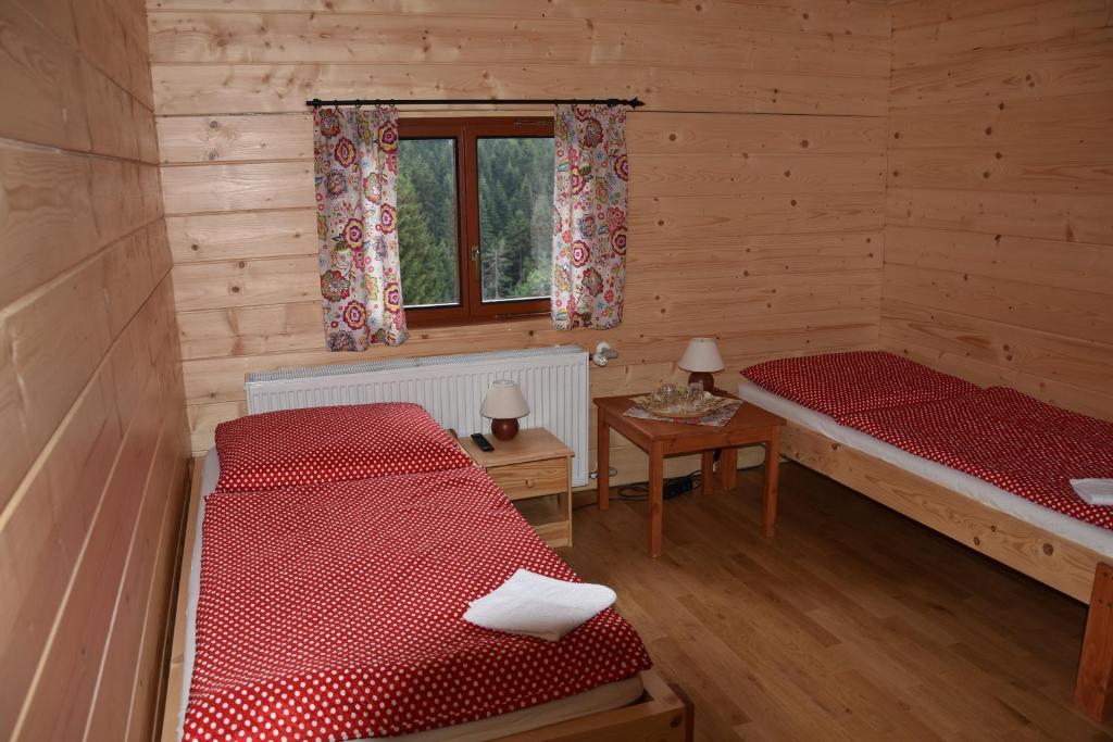 Двухместный (Стандартный двухместный номер с 2 отдельными кроватями и видом на горы) гостевого дома Penzión Javorina, Доновалы