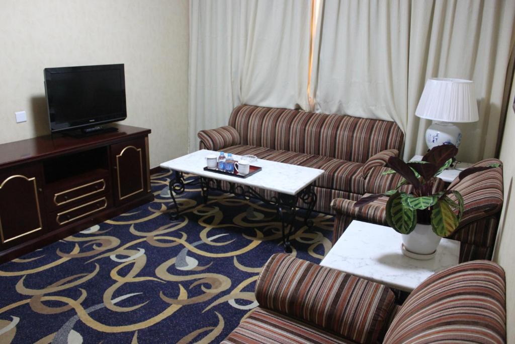Сьюит (Executive Suite-China Mainland citizens with Chinese ID card only) отеля Beijing Commercial Business Hotel, Пекин