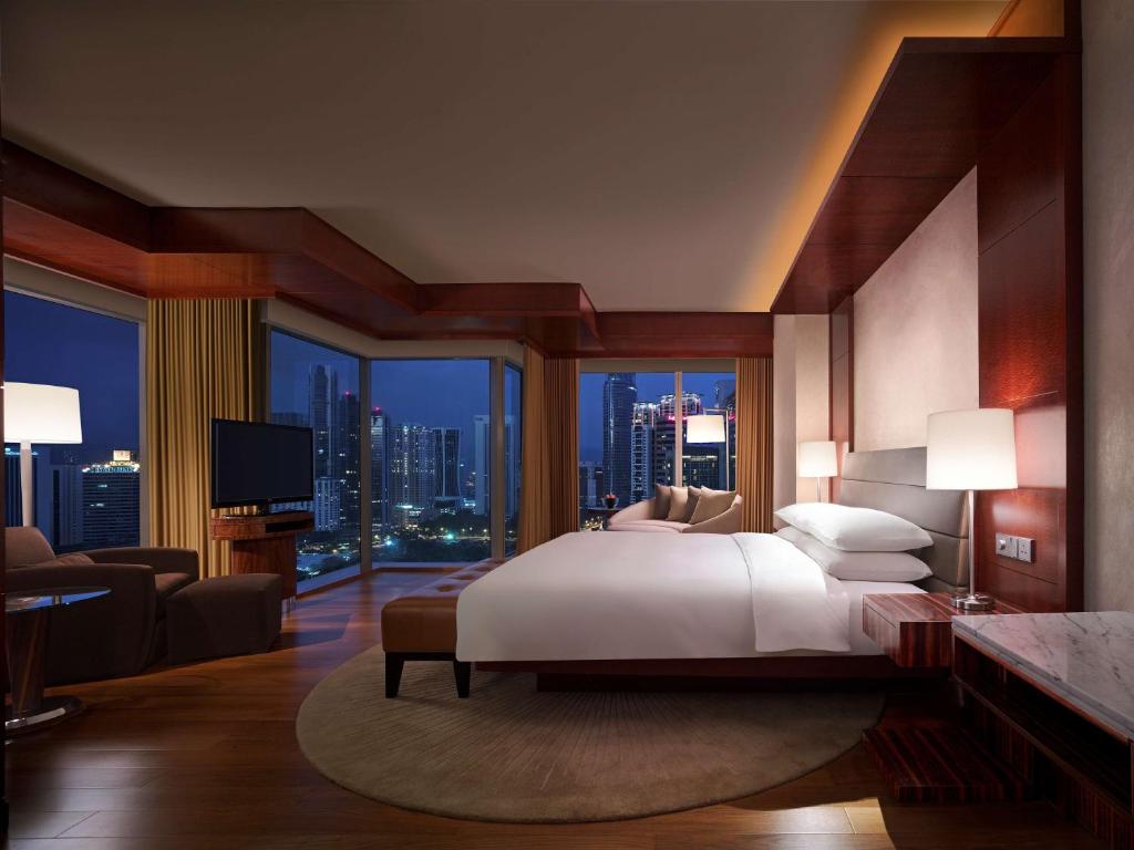 Двухместный (Номер Делюкс с кроватью размера «king-size» и видом на башню) отеля Grand Hyatt Kuala Lumpur, Куала-Лумпур