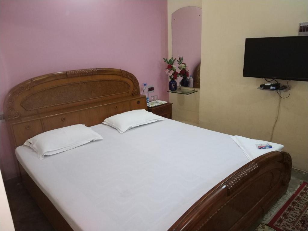 Номер (Кровать в общем номере для мужчин с 4 кроватями) гостевого дома Royal Guest House & Service Apartment, Калькутта