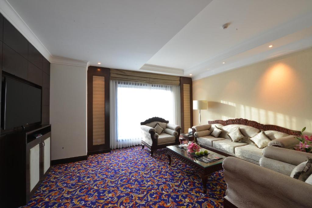 Сьюит (Deluxe King Suite (Non-Smoking)), Ramada Plaza Chennai