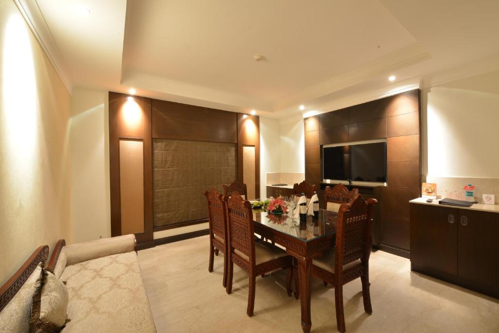 Сьюит (Deluxe King Suite (Non-Smoking)), Ramada Plaza Chennai