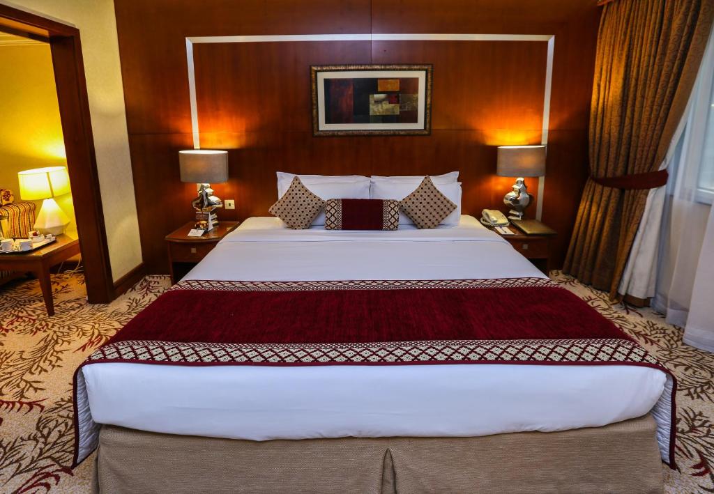 Сьюит (Семейный люкс (для 2 взрослых и 2 детей)) отеля Ramee Royal Hotel, Дубай