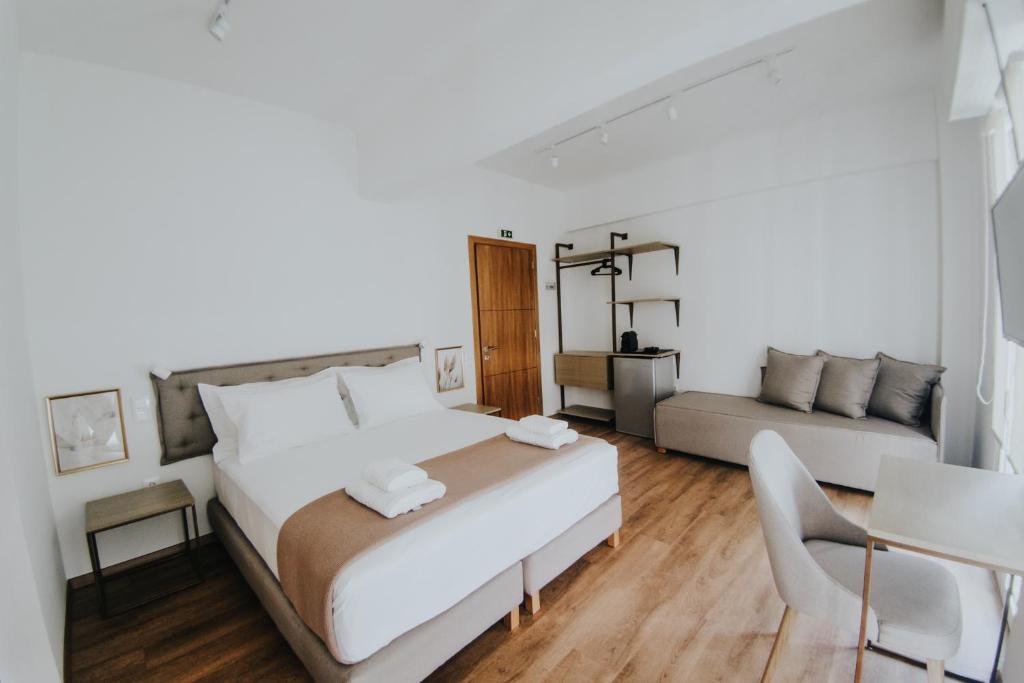 Двухместный (Улучшенный двухместный номер с 1 кроватью или 2 отдельными кроватями и балконом) гостевого дома Voulis Attico Rooms & Apartments, Афины