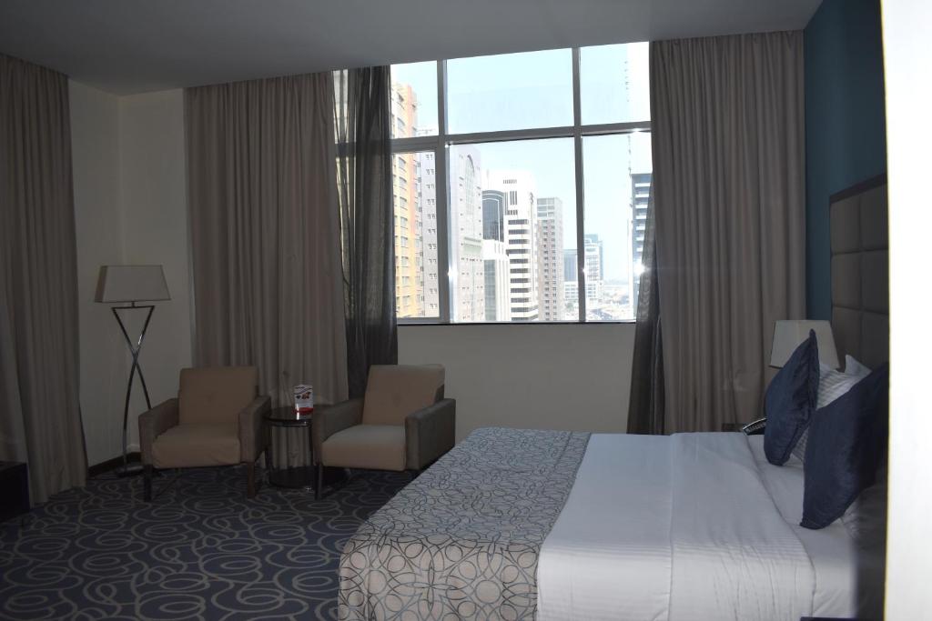 Двухместный (Номер Делюкс с кроватью размера «king-size» и видом на город, скидка 20% на еду и напитки) отеля Ramada Abu Dhabi Corniche, Абу-Даби