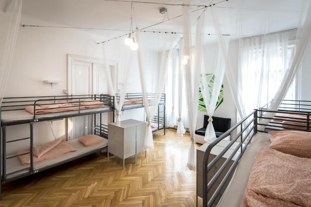 Номер (Кровать в общем 8-местном номере для мужчин и женщин), Avenue Hostel