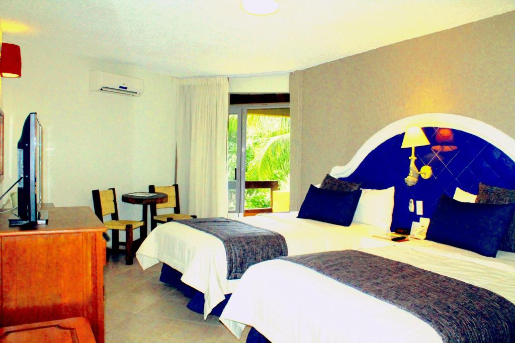 Двухместный (Улучшенный номер с видом на сад и балконом или террасой) отеля Casa del Mar Cozumel Hotel & Dive Resort, Косумель