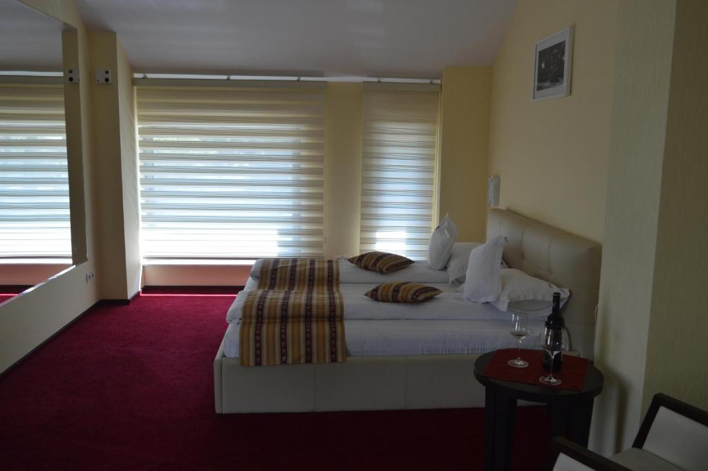 Апартаменты (Two-Bedroom Apartment with Park View 3*) отеля Salis Hotel & Medical Spa, Турда