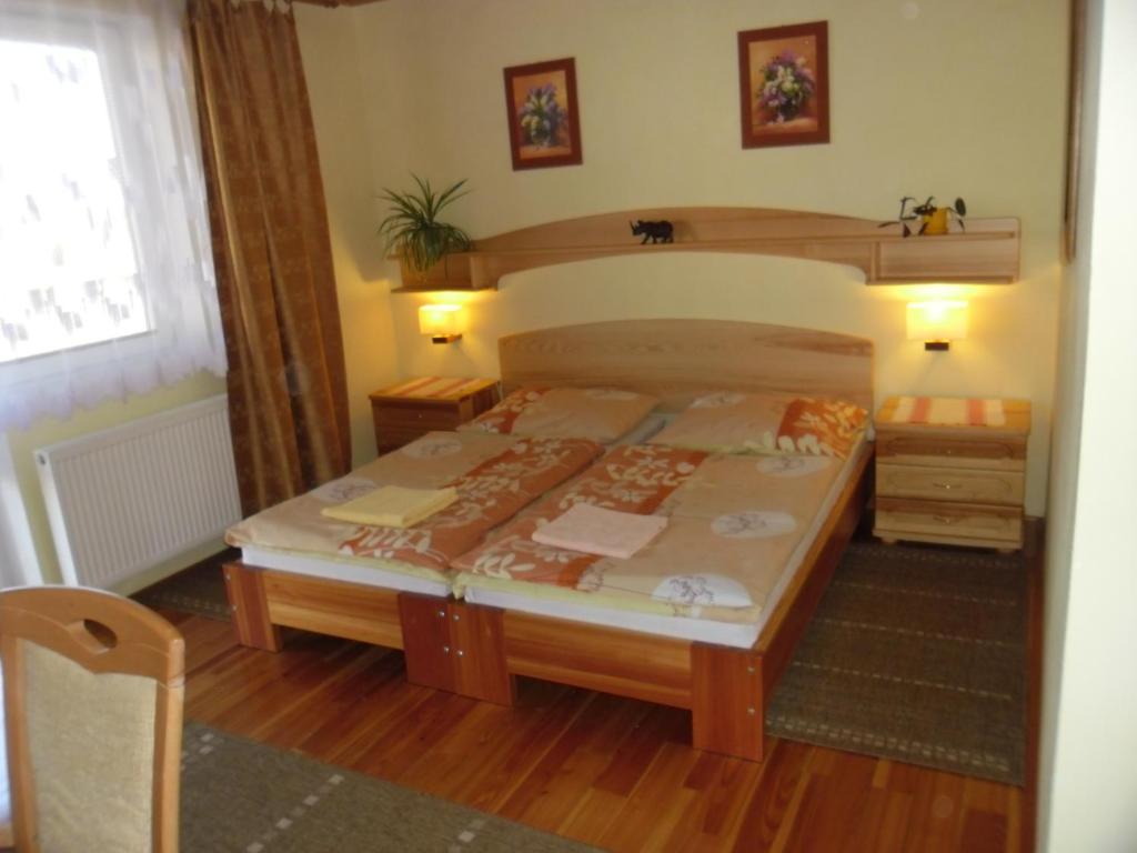 Двухместный (Двухместный номер с 1 кроватью или 2 отдельными кроватями и балконом или террасой) гостевого дома Penzion Tri klasy, Нова Лесна