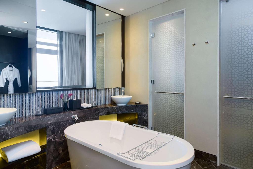 Двухместный (Клубный номер с кроватью размера «king-size», красивым видом и доступом в лаундж) отеля Grand Hyatt Abu Dhabi Hotel & Residences Emirates Pearl, Абу-Даби
