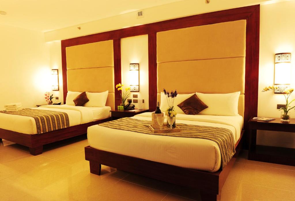 Двухместный (Улучшенный номер с кроватью размера «queen-size») курортного отеля Boracay Summer Palace Hotel, Боракай