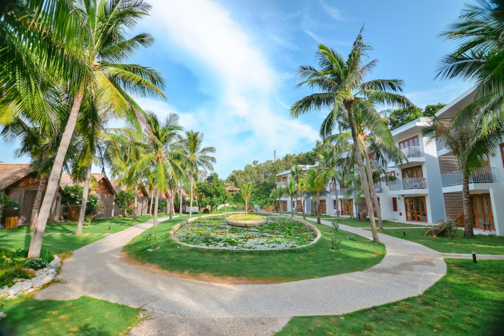 Двухместный (Двухместный номер Делюкс с 1 кроватью, вид на бассейн) курортного отеля Casa Marina Resort, Куинён