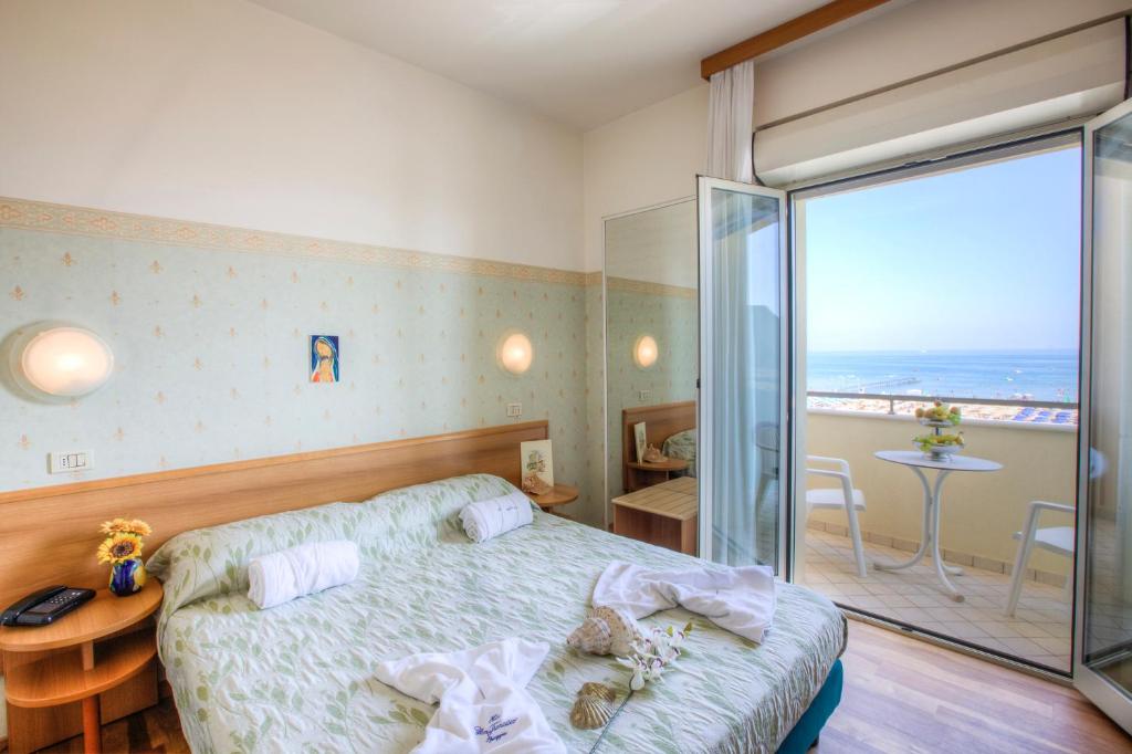 Двухместный (Улучшенный двухместный номер с 1 кроватью и видом на море) отеля Hotel San Francisco Spiaggia, Римини