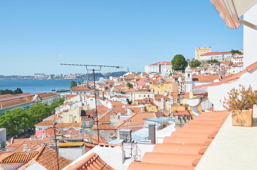 Апартаменты (Апартаменты с 2 спальнями и видом на реку - Escadinhas de Santo Estevao, 17), Lisbon Holidays Alfama