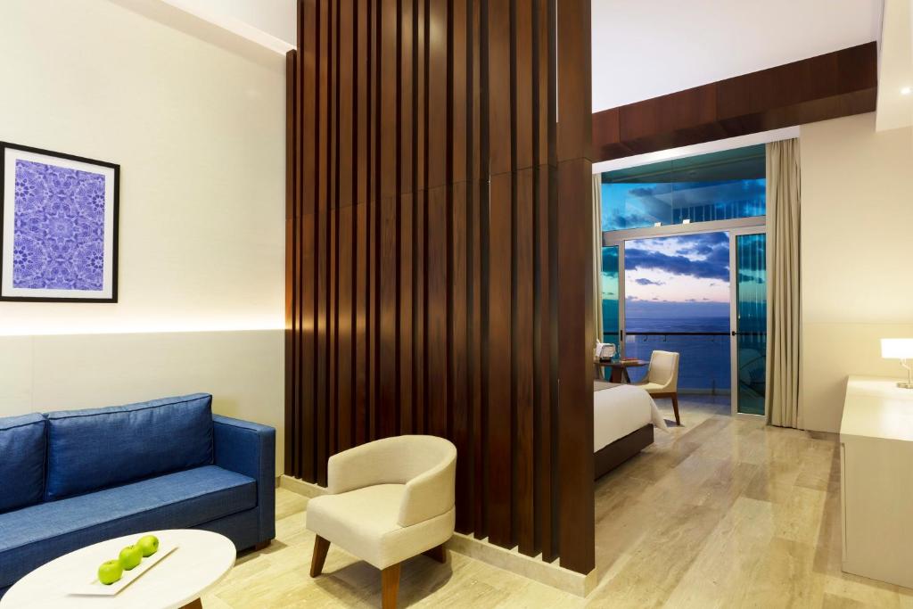 Сьюит (Люкс «Мастер» Altitude с видом на океан) курортного отеля Krystal Grand Punta Cancún, Канкун