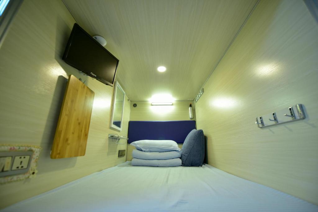 Номер (Кровать в 6-местном общем номере для мужчин и женщин – Ланьтянь) хостела Qingting Space Capsule Hostel, Циндао