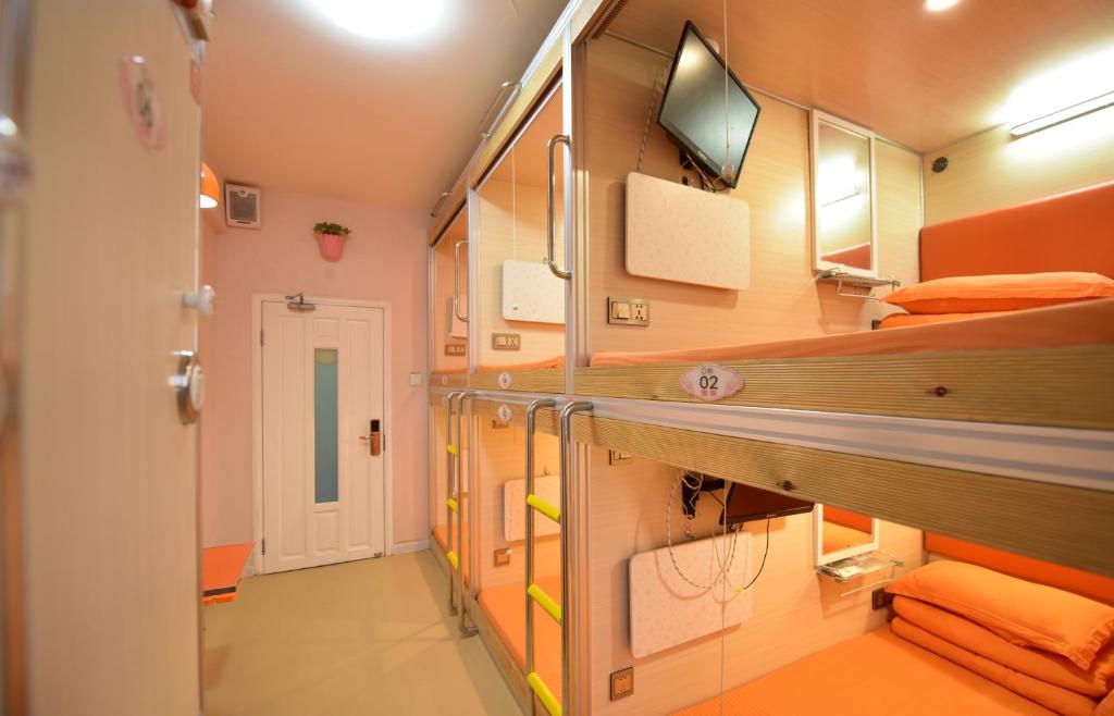 Номер (Односпальная кровать в общем номере для мужчин и женщин - Chengguo) хостела Qingting Space Capsule Hostel, Циндао
