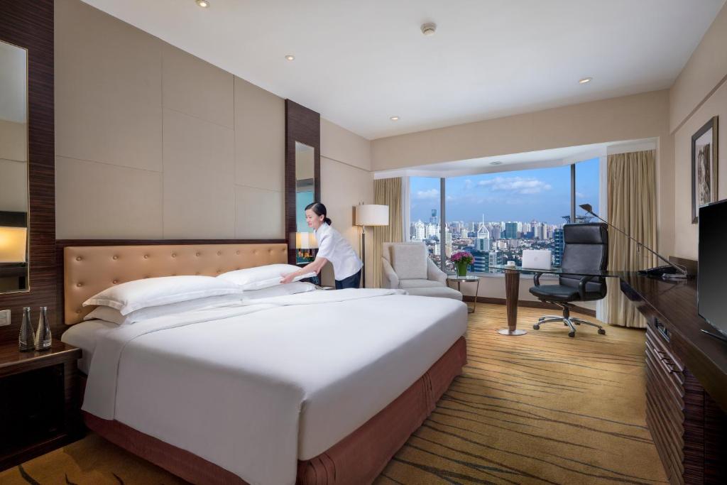 Двухместный (Номер Делюкс с кроватью размера «king-size») отеля Hilton Shanghai, Шанхай
