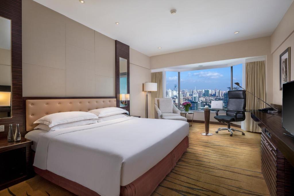 Двухместный (Номер «Гранд» Делюкс с кроватью размера «king-size») отеля Hilton Shanghai, Шанхай