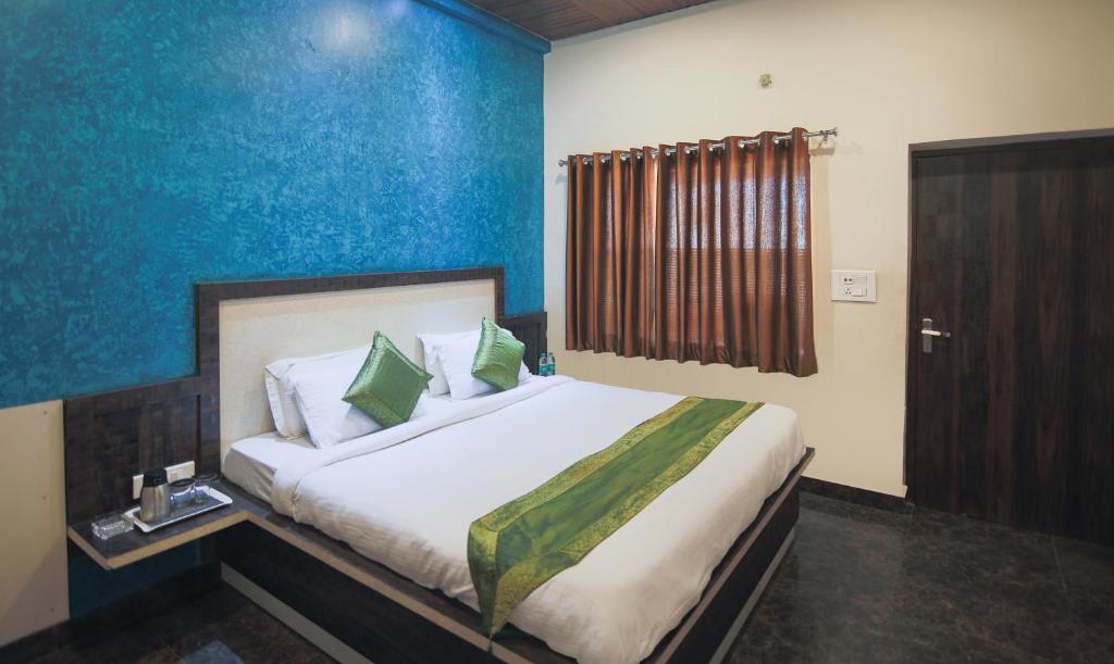 Двухместный (Двухместный номер Делюкс с 1 кроватью (для 2 взрослых и 1 ребенка)) отеля Yashogopal Resortico, Вриндавана