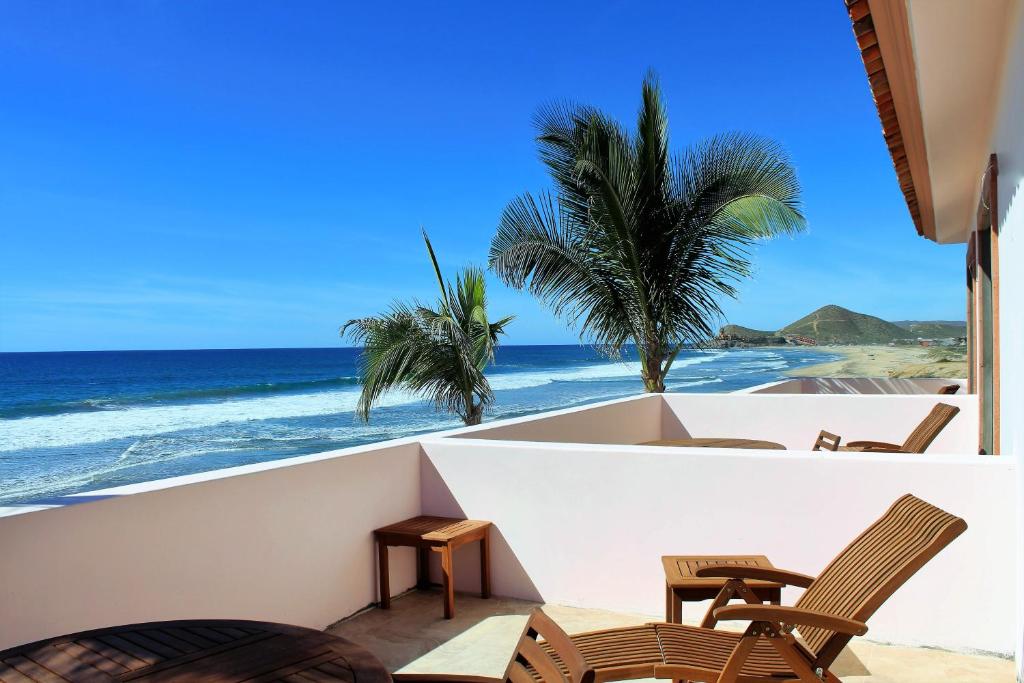 Двухместный (Номер Делюкс с кроватью размера «king-size» и видом на океан) отеля Cerritos Beach Inn, Эль-Пескадеро