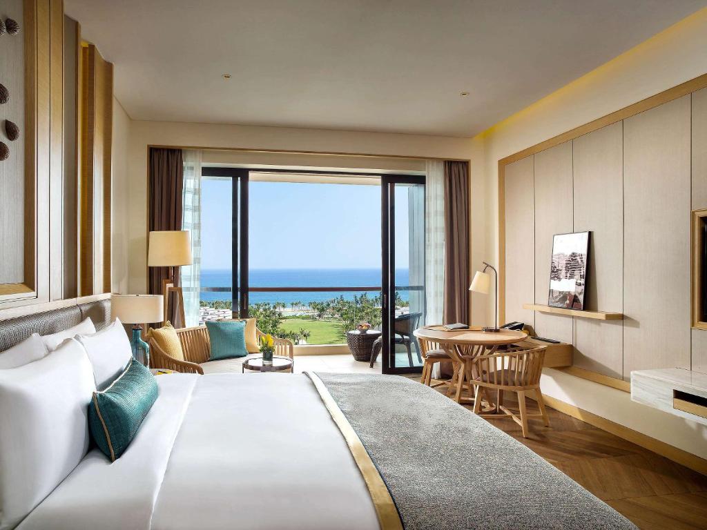 Двухместный (Роскошный номер «Премиум» с кроватью размера «king-size» и видом на океан) отеля Sofitel Sanya Leeman Resort, Санья