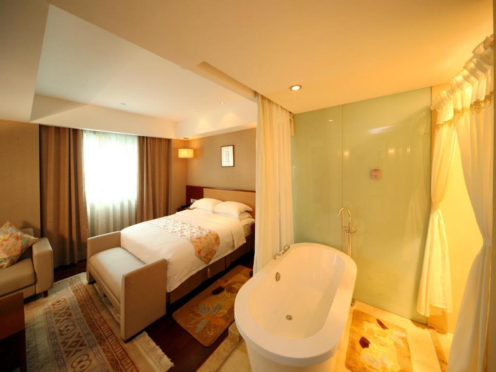 Двухместный (Представительский номер Делюкс с кроватью размера «queen-size») отеля Jade Garden Hotel, Пекин