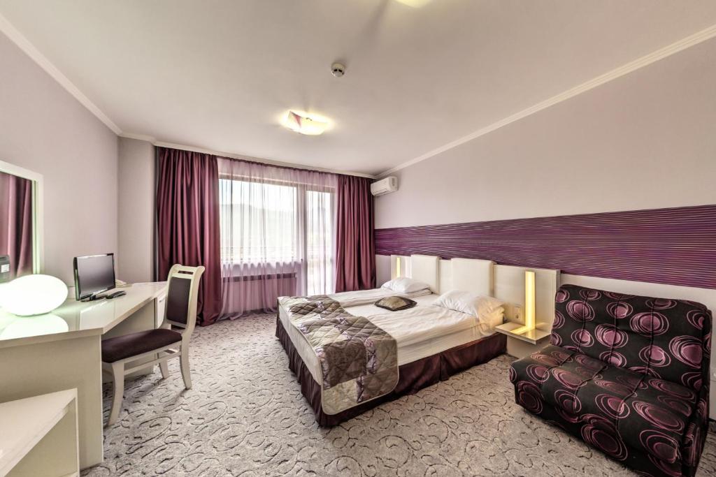 Двухместный (Двухместный номер с 1 кроватью и балконом (для 2 взрослых и 1 ребенка в возрасте до 12 лет)) отеля Enira Spa Hotel, Велинград