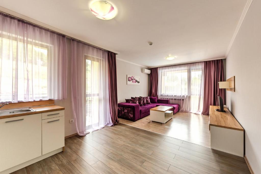 Апартаменты (Апартаменты с 1 спальней и балконом (для 2 взрослых)) отеля Enira Spa Hotel, Велинград