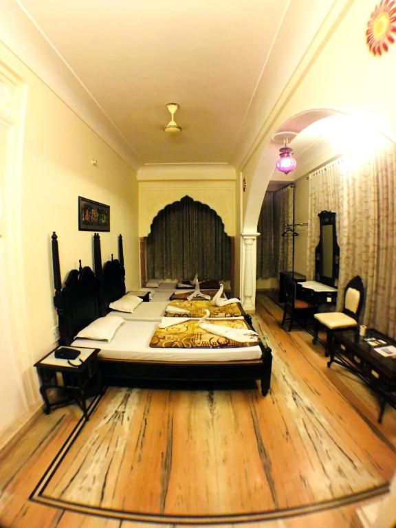 Четырехместный (Стандартный четырехместный номер без кондиционера) отеля Krishna Palace, Джайпур