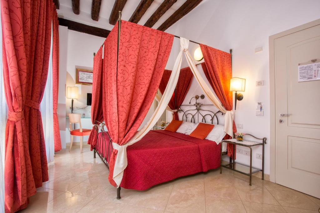 Двухместный (Улучшенный двухместный номер с 1 кроватью и видом на канал) отеля Alla Vite Dorata, Венеция