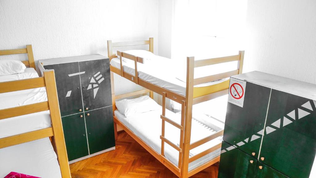 Номер (Кровать в общем 6-местном номере для мужчин и женщин) хостела Yolo Savamala, Белград