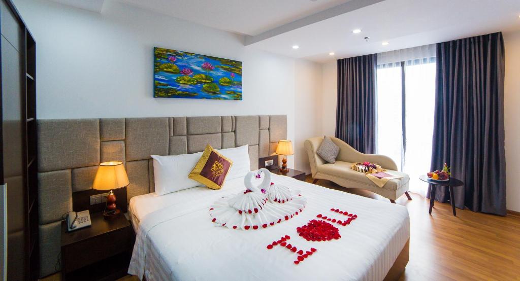 Двухместный (Номер Делюкс с кроватью размера «king-size») отеля Flower Hotel, Дананг